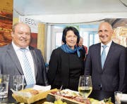 Messeleiter Paul Schlegel (links) und seine Wiga-Familie, namentlich FDP Kantonsrätin Katrin Frick.