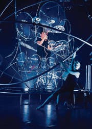 Heinz Lieb trommelt, Sandra Klimek tanzt in Liebs neuer Performance «Cosmic Watch». (Bild: Donato Caspari)