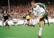 Sergio Colacino zieht ab: Sein Schuss im Spiel gegen Lausanne Sports landet am Pfosten. (Bild: Hannes Thalmann (Espenmoos, 31. März 2001))