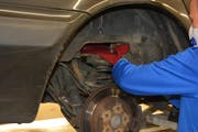 Dieses Versteck für 4,7 Kilogramm Kokain wurde eigens über der Hinterachse eingebaut. (Bild: PD/Grenzwachtregion III)
