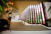 Das St.Galler Stadttheater ist in die Jahre gekommen - es muss für einen Millionenbetrag saniert werden. Am 4. März wird über den Baukredit abgestimmt. (Bild: Urs Bucher)