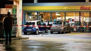 Die Agrola-Tankstelle in Flums: Hier konnte die Polizei den 17-jährigen Angreifer festnehmen. (Bild: Eddy Risch/KEY)