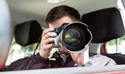 Wie weit dürfen Sozialdetektive in die Privatsphäre von Sozialhilfeempfängern eingreifen? Darüber muss bald auch der Thurgauer Kantonsrat entscheiden. (Bild: Andrey Popov/Getty)