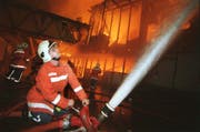 Ein Brand hat am späten Abend des 22. Oktobers 2000 die Halle 7 vollständig zerstört. (Bild: Keystone)