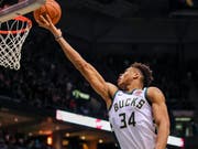 Der Small Forward Giannis Antetokounmpo hielt seine Milwaukee Bucks am Leben (Bild: KEYSTONE/EPA/TANNEN MAURY)