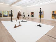 "L Homme qui marche" und andere Skulpturen von Alberto Giacometti sowie Gemälde von Francis Bacon an der Ausstellung "Bacon - Giacometti" in der Fondation Beyeler in Riehen BS. (Bild: KEYSTONE/PATRICK STRAUB)