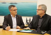 Roman Brülisauer koordiniert mit seinem Nachfolger Heinz Keller die Übergabe der regionalen Berufsbeistandschaft. (Bild: Hannelore Bruderer)