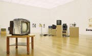 Die Ausstellung «Telegen» in Vaduz verschmilzt Kunst- und Medienwelt. Im Vordergrund der «Nagel-Fernseher» von Günther Uecker. (Bild: Ines Agostinelli)