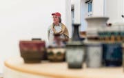 Manfred Pernice sammelt Steingutvasen aus der DDR. In St. Gallen präsentiert er 145 davon auf einer Dose. (Bild: Hanspeter Schiess)