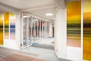 Für das Sitzungszimmer "The Colour Rooms" erhält der Verbandes Swiss Textiles in Zürich einen "bronzenen Hasen". Die gewobenen Teppiche entstanden in den Ateliers von Tisca im Ausserrhoder Ort Bühler. (Bild: PD/Hochparterre)