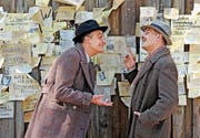 Fajnbrot (Tim Seyfi) und David Bermann (Moritz Bleibtreu) beratschlagen sich vor einer Zeitungswand. (Bild: Filmcoopi)