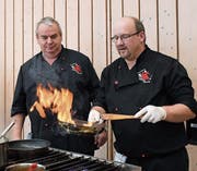 Udo Däppen und Roman Germann am Herd: Kochclub-Mitglied Roman Germann flambiert Schweinsleber. (Bild: Yvonne Aldrovandi-Schläpfer)