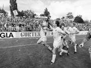YB-Triumph im alten Wankdorf. Hier nach dem Cupsieg 1987: mit dem Pokal Martin Weber (vorne) und Jean-Marie Conz (Bild: KEYSTONE/STR)