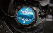 Die Flüssigkeit AdBlue ist ein künstlicher Harnstoff, der den Schadstoffausstoss von Dieselmotoren reduziert. Allerdings ist der Zusatz nicht ganz billig. (Bild: Marijan Murat/DPA)