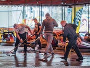 Die meisten Bahnen des Frühlingsjahrmarktes stehen. Bis morgen Mittwoch werden sie noch auf Hochglanz poliert. (Bild: Hanspeter Schiess)