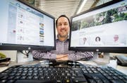 Gemeindepräsident Matthias Gehring freut sich auf den Wechsel: In seinem Büro präsentiert er die alte (links) und die neue Website der politischen Gemeinde Hauptwil-Gottshaus. (Bild: Reto Martin)