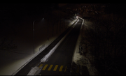 Zu Beginn ist die Strasse noch dunkel. Ein Auto... (Bild: Comlight)