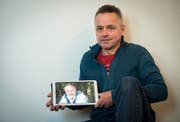"An seinen Liedern gefällt mir das Gemütliche": Der Thurgauer Peter Reber mit einem Bild seines Namensvetters auf dem iPad. (Bild: Reto Martin)