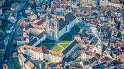 Kathedrale, Klosterplatz und das historische Ensemble mit dem früheren Zeughaus bleiben von einst geplanten Glas- und Beton-Neubauten verschont. (Bild: Urs Bucher)
