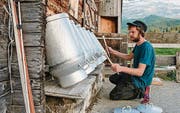 Julian Sartorius bei einer Milchkannen-Percussion auf einer Alp. (Bild: pd)
