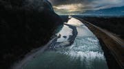 Der Ablenkdamm stellt sicher, dass auf der 100 Meter breiten und 70 Meter langen Baustelle im Fluss gefahrlos gearbeitet werden kann. (Bild: Benjamin Manser)