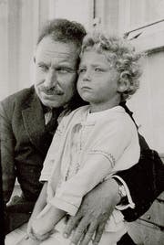 Paul Ilg und Sohn Kaspar 1926 in Uttwil. (Bild: Aus dem Buch «Das Menschlein Matthias»)