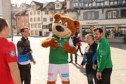 Die Athleten der Valida mit FCSG Maskottchen Gallus und Tranquillo Barnetta. (Bild: Matthias Fässler)