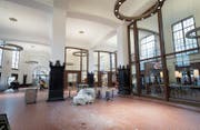 Die Bänkli kommen erst im Dezember: Blick in die neue Bahnhofhalle (hier kurz vor der Eröffnung) mit den zwei Gastrobetrieben. (Bild: Ralph Ribi)