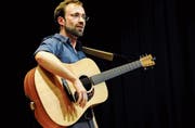 Jan Rutishauser greift bei Weltschmerz und für seine «Defekten Liebeslieder» zur Gitarre. (Bild: Brigitte Elsner-Heller)