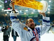 Captain war er diese Saison nicht mehr (wie hier beim Titelgewinn 2014) - aber den Pokal durfte Mathias Seger zum Abschied nochmals stemmen (Bild: KEYSTONE/PATRICK B. KRAEMER)