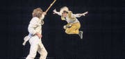 «Man ist hier nicht eine Nummer, sondern total involviert»: Daniel Borak (in der Luft) probt derzeit mit dem Theater Rigolo in St. Gallen. (Bild: Hanspeter Schiess)