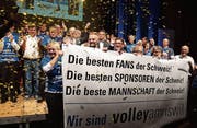 Helfer, Sponsoren und Gönner senden mit dem Transparent eine klare Botschaft aus. (Bild: Sara Carracedo)