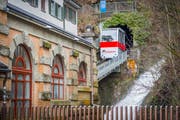 Das Mühleggbähnchen beim Tunneleingang. Rechts stürzt das Wasser der Steinach den Abhang hinunter. Vorne die Talstation. (Bild: Urs Bucher - 21. Februar 2015)