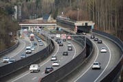 Die St.Galler Stadtautobahn beim Anschlusswerk Kreuzbleiche. Ungefähr von hier aus soll die politisch heftig umstrittene Teilspange zum Güterbahnhof und in die Liebegg dereinst abzweigen. (Bild: Ralph Ribi)