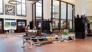 Arbeiter bauen in der Bahnhofhalle eine neue Sitzbank zusammen. (Bild: David Gadze)