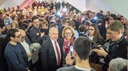 Selfies mit Doris Leuthard, Simonetta Sommaruga oder Ueli Maurer im Pfalzkeller – «was für ein Vergnügen», wie Bundespräsident Alain Berset zum herzlichen Empfang meinte. (Bilder: Ralph Ribi, Michel Canonica)
