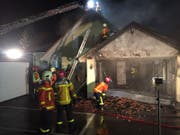 Die Feuerwehr hat am Donnerstagabend das Haus abgedeckt, um nach Glutnestern zu suchen. (Bild: Kapo SG)