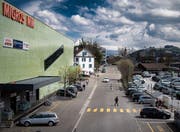 Die Parkplätze beidseits der Bachstrasse müssen der neuen Haltestelle weichen. (Bild: Benjamin Manser)