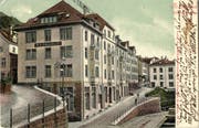 Die Verzweigung Wassergasse und Haldenstrasse mit den Häusern Haldenstrasse 1 und 5. Der Bau ist modernen Nachtschwärmern bestens bekannt: Im ehemaligen Geschäftshaus ist heute die Bar El Miguel untergebracht. Ansichtskarte vor 1904. (Bild: Sammlung Reto Voneschen)