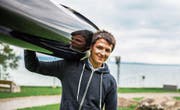Kilian Mayer mit seinem Kanu am Ufer des Bodensees. (Bild: Thi My Lien Nguyen)