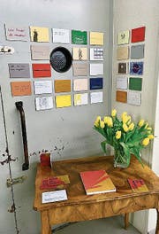Das Buch auf dem Tisch verrät, welche Frage zu welchem literarischen Werk gehört. (Bild: rbe)
