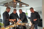 Die Mitglieder des Kochclubs "s'blaue Chleid" in Aktion: Pascal Stäheli, Marcel Roduner, Mic Kummer und Odilo Lamprecht (von links). (Bilder: PD)