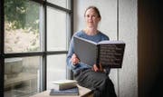 Grafikerin Salome Schmuki bricht die Konventionen der Typographie, um Menschen mit Lese- und Rechtschreibschwierigkeiten zu helfen. (Bild: Urs Bucher)