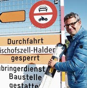 Stadtpräsident Thomas Weingart vor der Bautafel, die bald verschwinden soll. (Bild: Rita Kohn)
