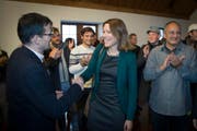 Sie hat es geschafft: Sonja Lüthi nimmt Gratulationen entgegen. (Bild: Ralph Ribi)