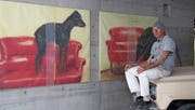 Tätowierer und Künstler Gass stellt im Parkhaus UG25 seine Werke aus. (Bild: Katharina Schatton)
