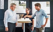 Geschäftsleiter Bruno Würth lässt sich von den Architekten Aret Tavli und Florian Schoch das Modell vorstellen. (Bild: Thi My Lien Nguyen)