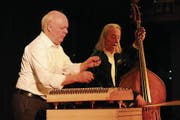 Töbi Tobler am Hackbrett, Ficht Tanner am Kontrabass.