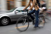 Am 4. März wird in St. Gallen an der Urne entschieden, ob öffentlicher Verkehr, Velo und Fussgänger in der Verkehrspolitik weiterhin Vortritt vor dem Auto haben sollen. (Bild: Yoshiko Kusano/KY) (Bild: YOSHIKO KUSANO (KEYSTONE))