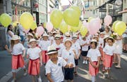 Auch die Klassen aus dem Boppartshof werden fürs Kinderfest von einer Textilfirma unterstützt. (Bild: Urs Bucher (12. Juni 2015))